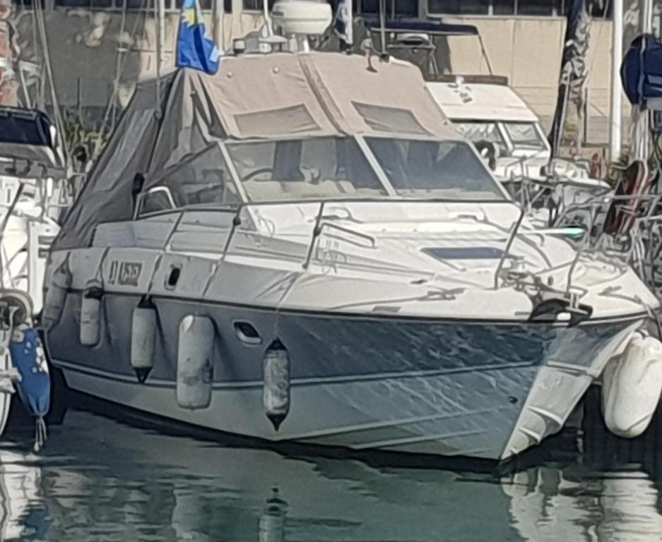een boot is aangemeerd in het water bij Sea Guesthouse in Canet-en-Roussillon