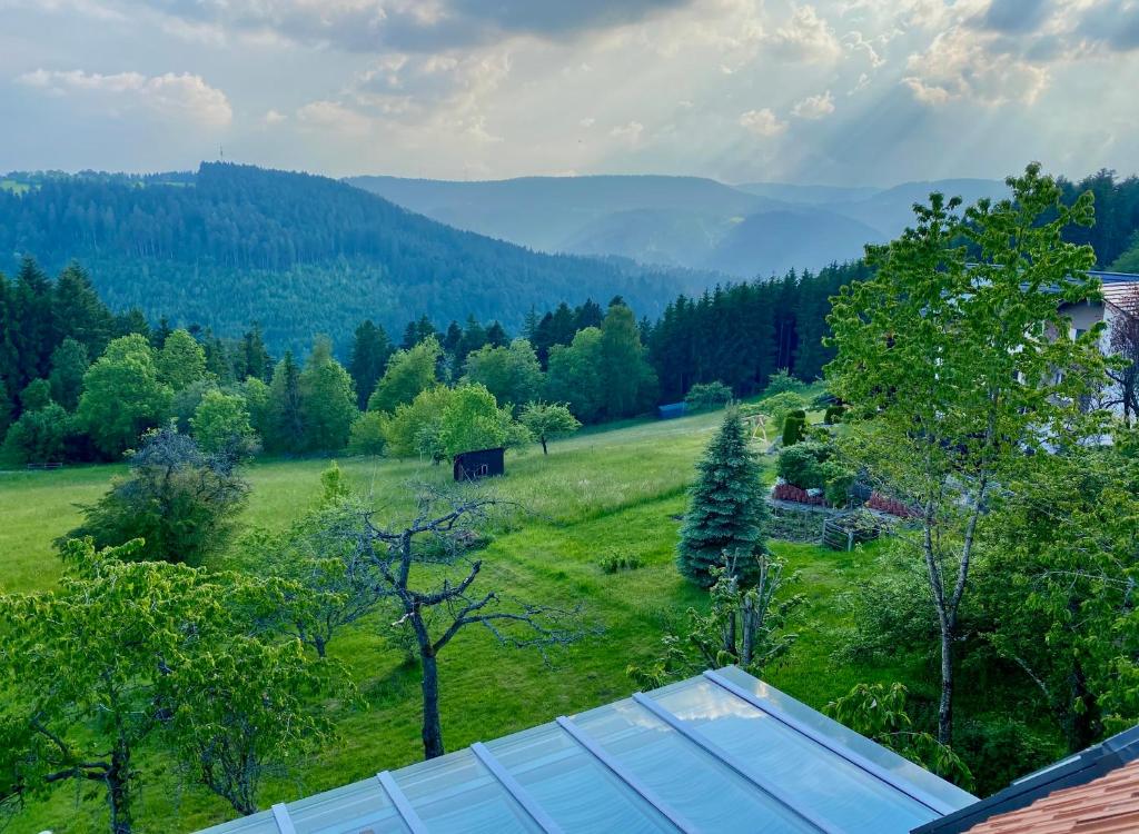 O vedere generală la munți sau o vedere la munte luată de la această casă de vacanță