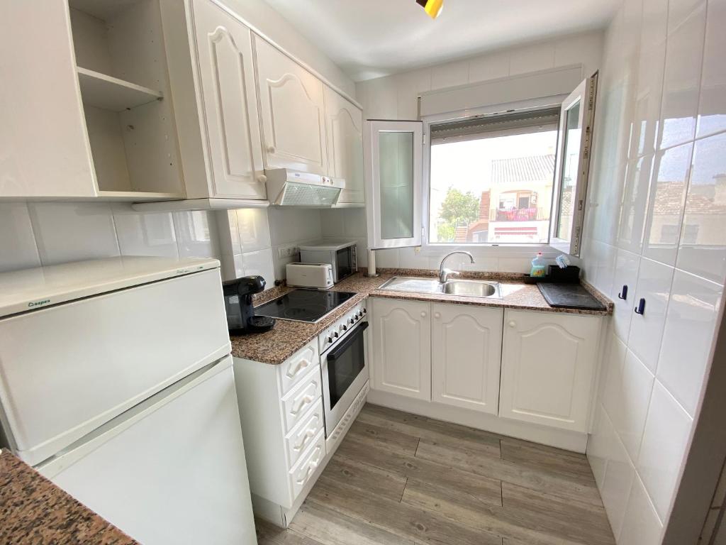 A kitchen or kitchenette at Oasis Park El Conserje
