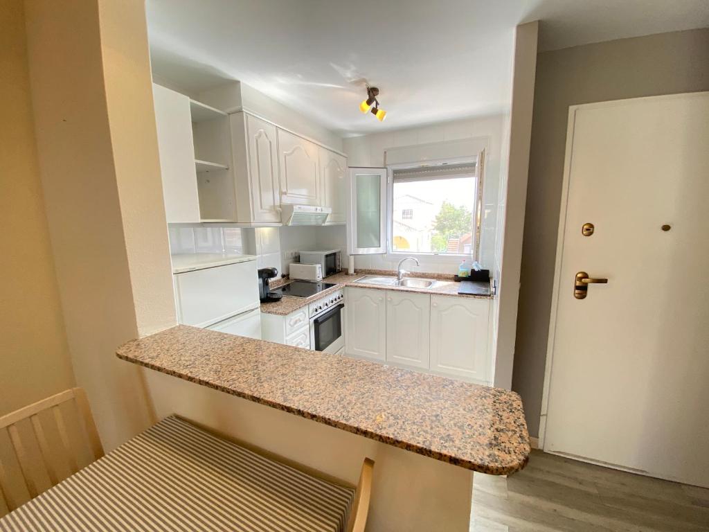 A kitchen or kitchenette at Oasis Park El Conserje