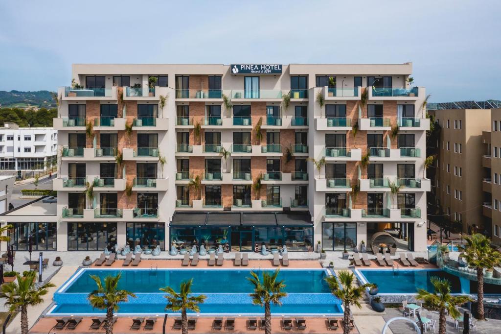 Bazén v ubytování Pinea Hotel Resort & Spa nebo v jeho okolí