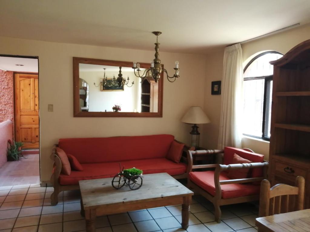 - un salon avec un canapé rouge et une table dans l'établissement Departamento, Amplio, Seguridad, Ubicacion, à Querétaro