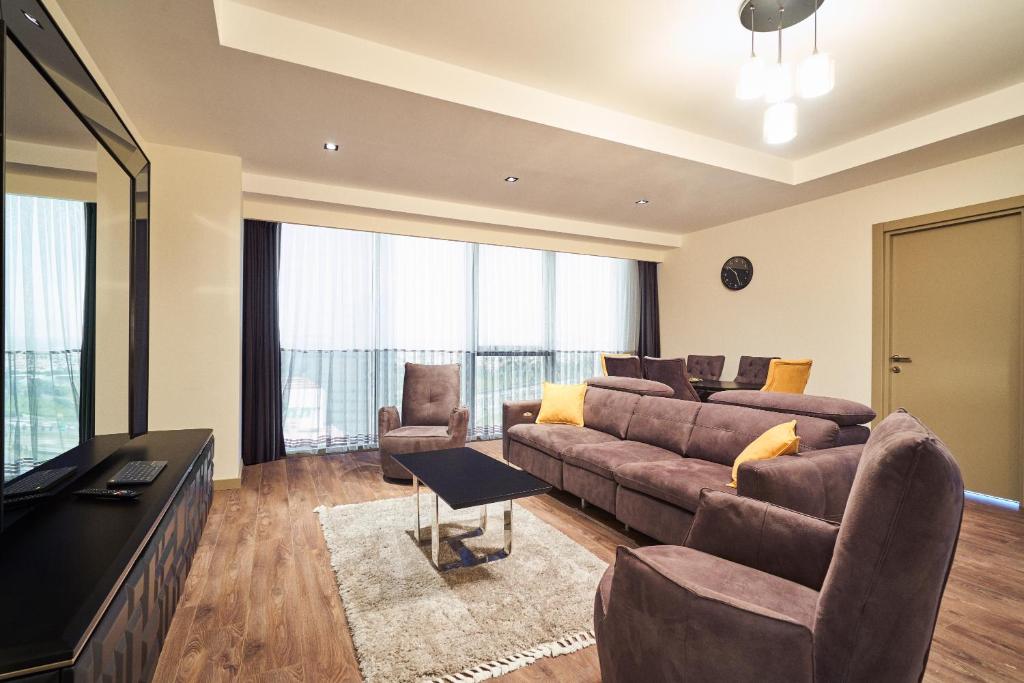 伊斯坦堡的住宿－Panoramik View Apartment Deluxe Suite，带沙发和电视的客厅