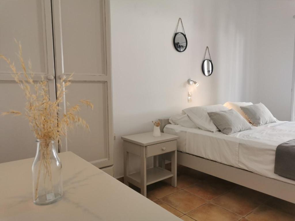 Postel nebo postele na pokoji v ubytování Helen's Minimal Studios & Apartments