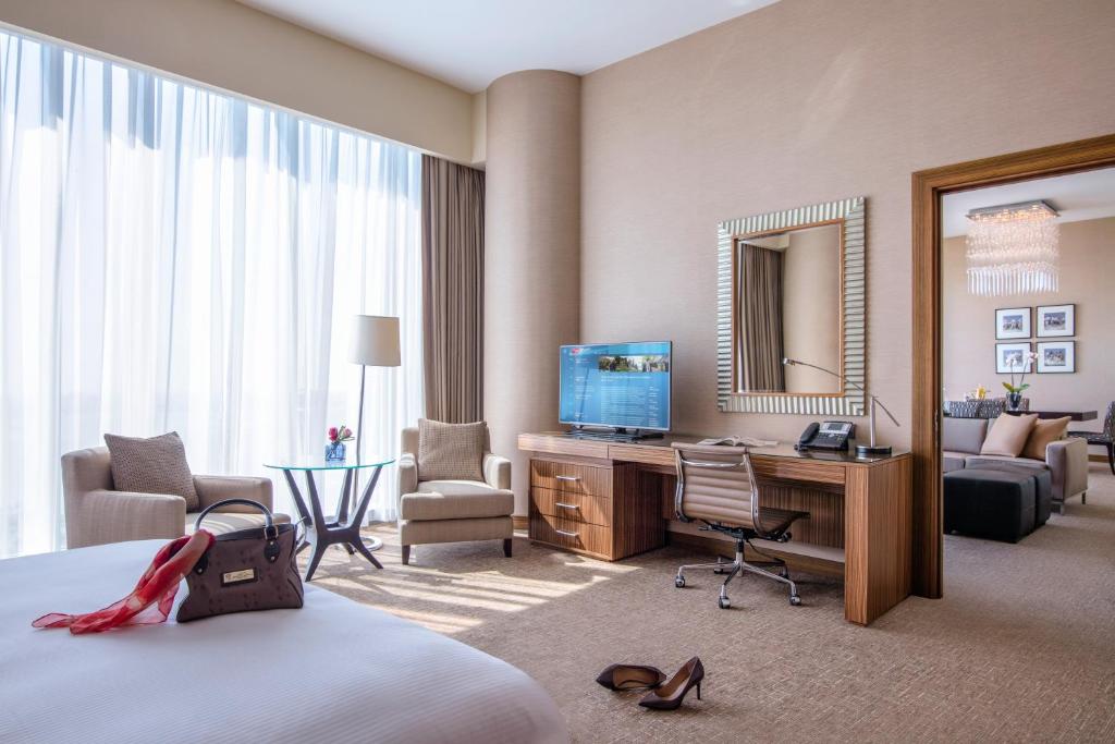 Postel nebo postele na pokoji v ubytování City Centre Rotana Doha