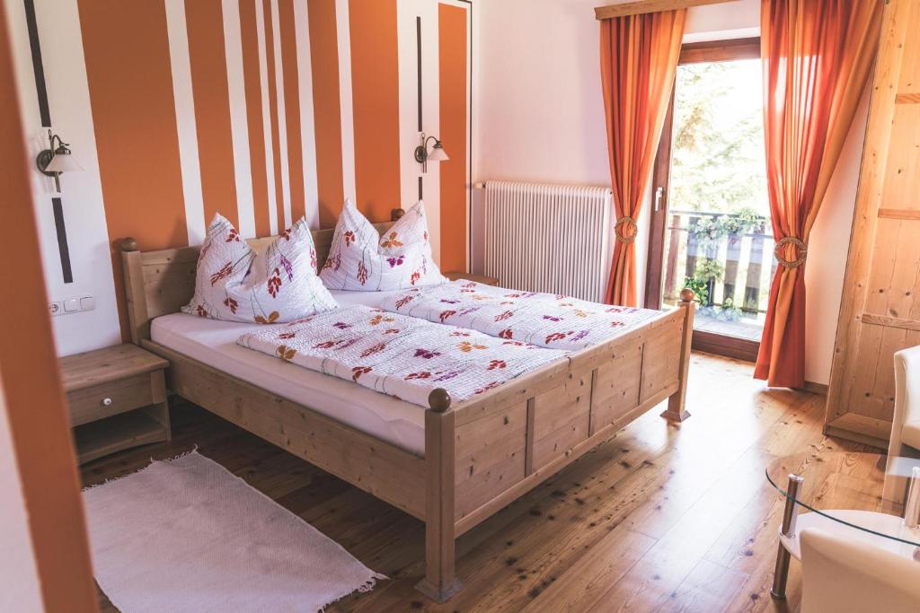 Postel nebo postele na pokoji v ubytování Wein & Gästehof Erlacher