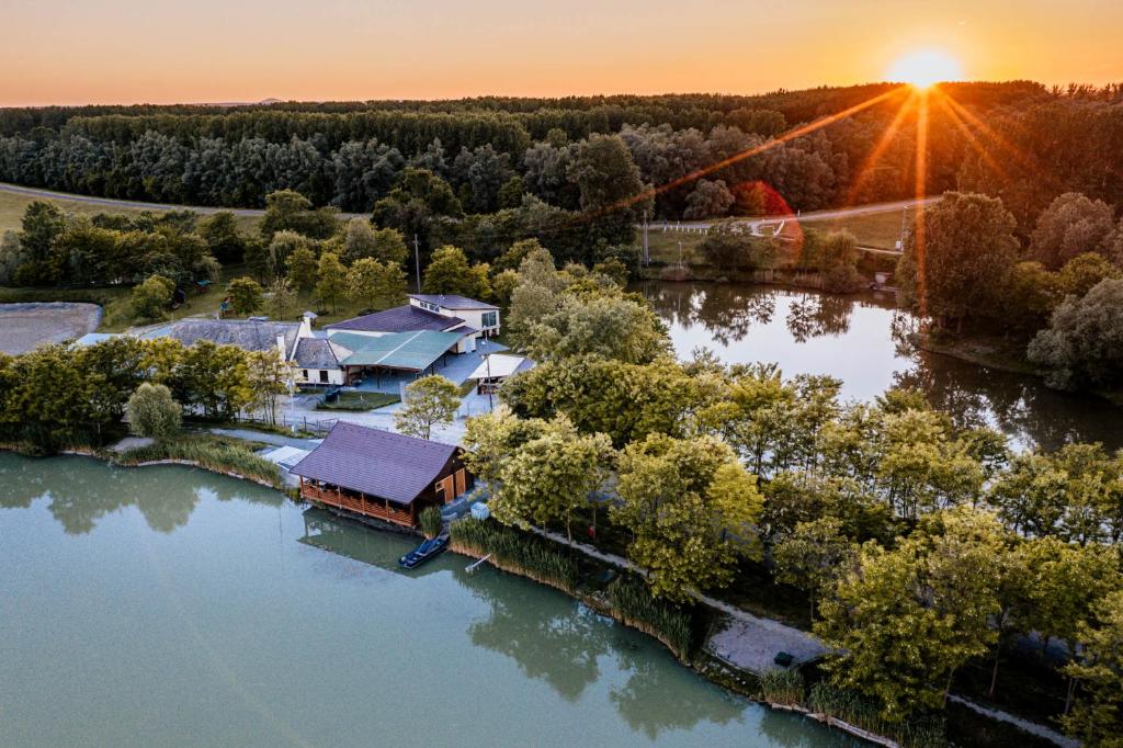 una vista aérea de una casa en un lago en Tíztó Vendégház, en Baja