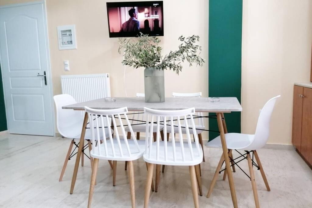 Televízia a/alebo spoločenská miestnosť v ubytovaní Olive house - Gargalianoi