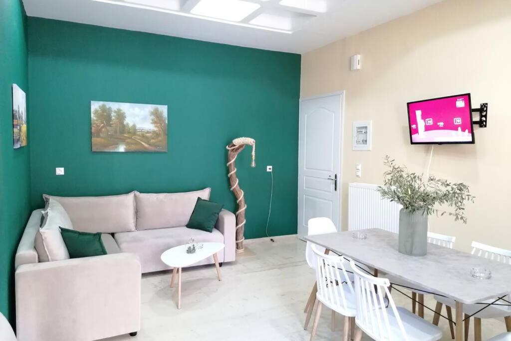 Televízia a/alebo spoločenská miestnosť v ubytovaní Olive house - Gargalianoi