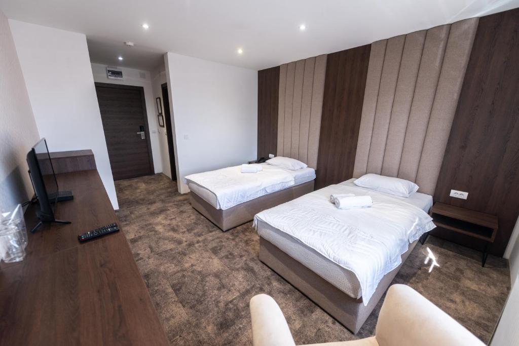 Postel nebo postele na pokoji v ubytování Hotel Stari Krovovi