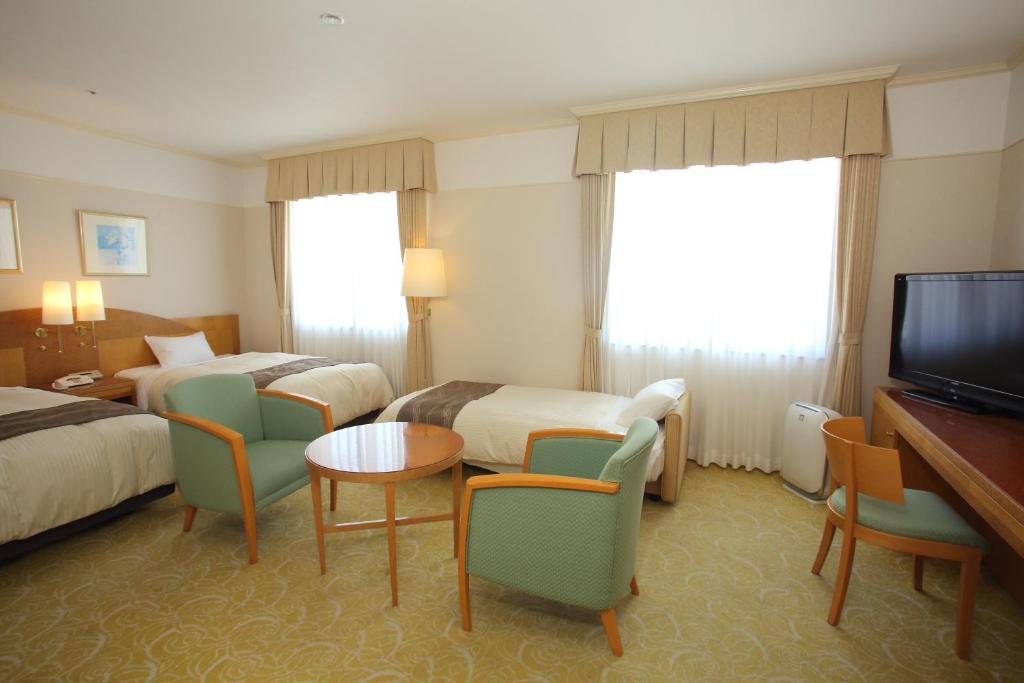 Postel nebo postele na pokoji v ubytování The Celecton Premier Kobe Sanda Hotel