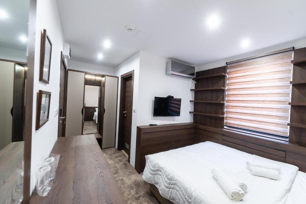 Postel nebo postele na pokoji v ubytování Hotel Stari Krovovi