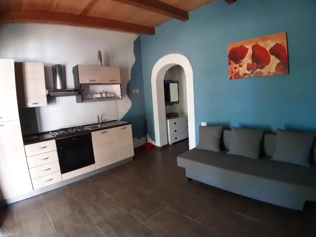 ein Wohnzimmer mit einem Sofa und einer Küche in der Unterkunft dastemi in Parghelia
