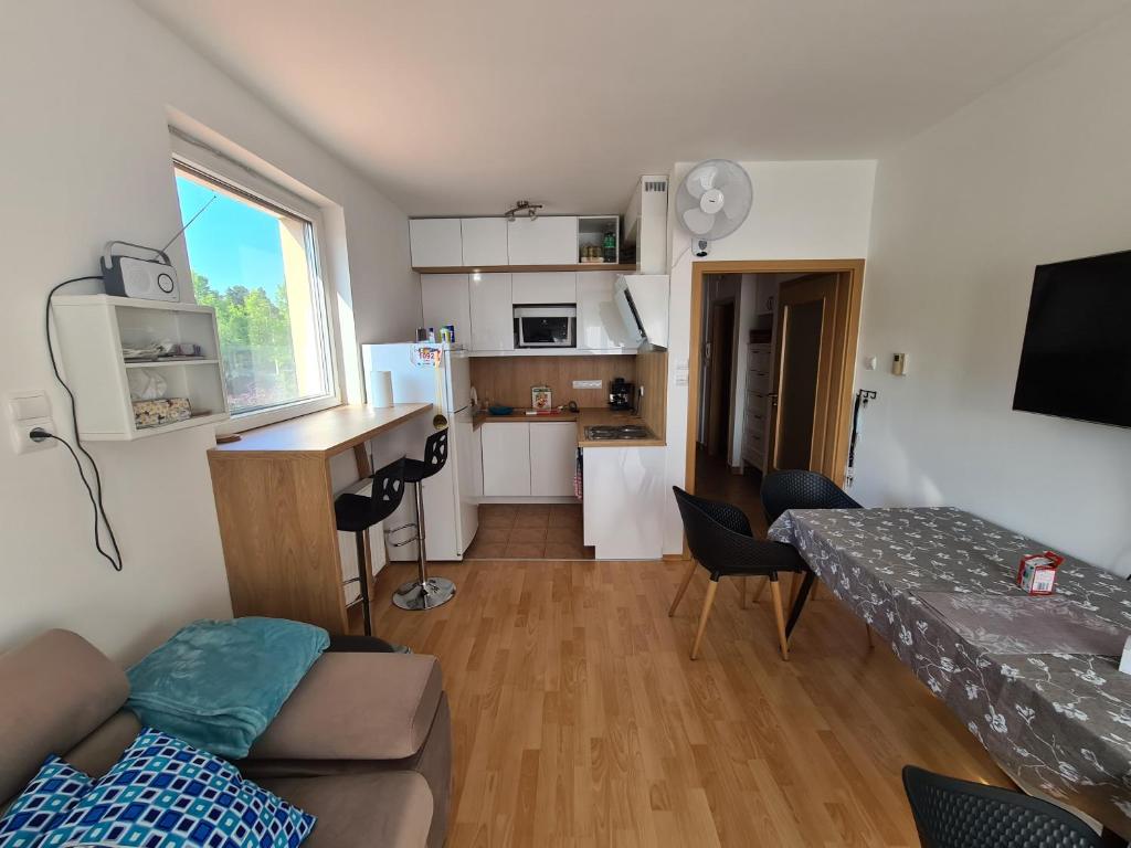 Kuchyňa alebo kuchynka v ubytovaní EDA Beach Apartman