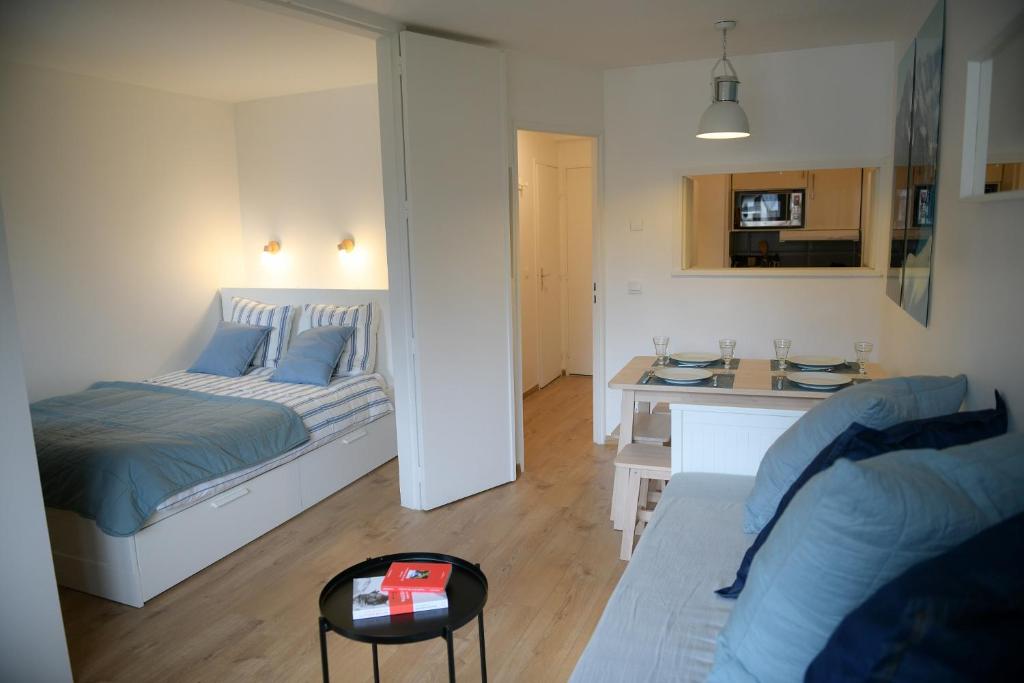 uma sala de estar com uma cama e uma mesa em Appartement Cosy - Aiguille du Midi em Chamonix-Mont-Blanc