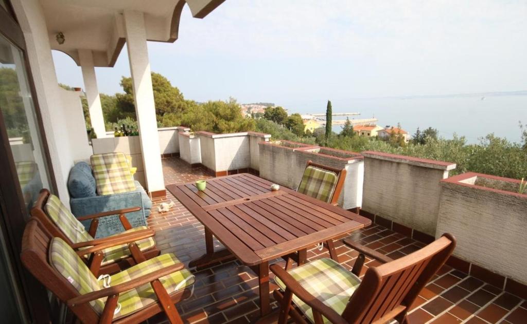 drewniany stół i krzesła na balkonie w obiekcie Apartment in Kali with sea view, terrace, air conditioning, WiFi (4230-3) w mieście Kali