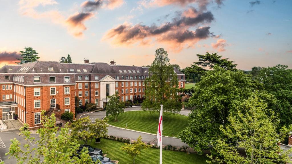 een luchtzicht op een gebouw met een park bij The Lensbury Resort in Richmond upon Thames