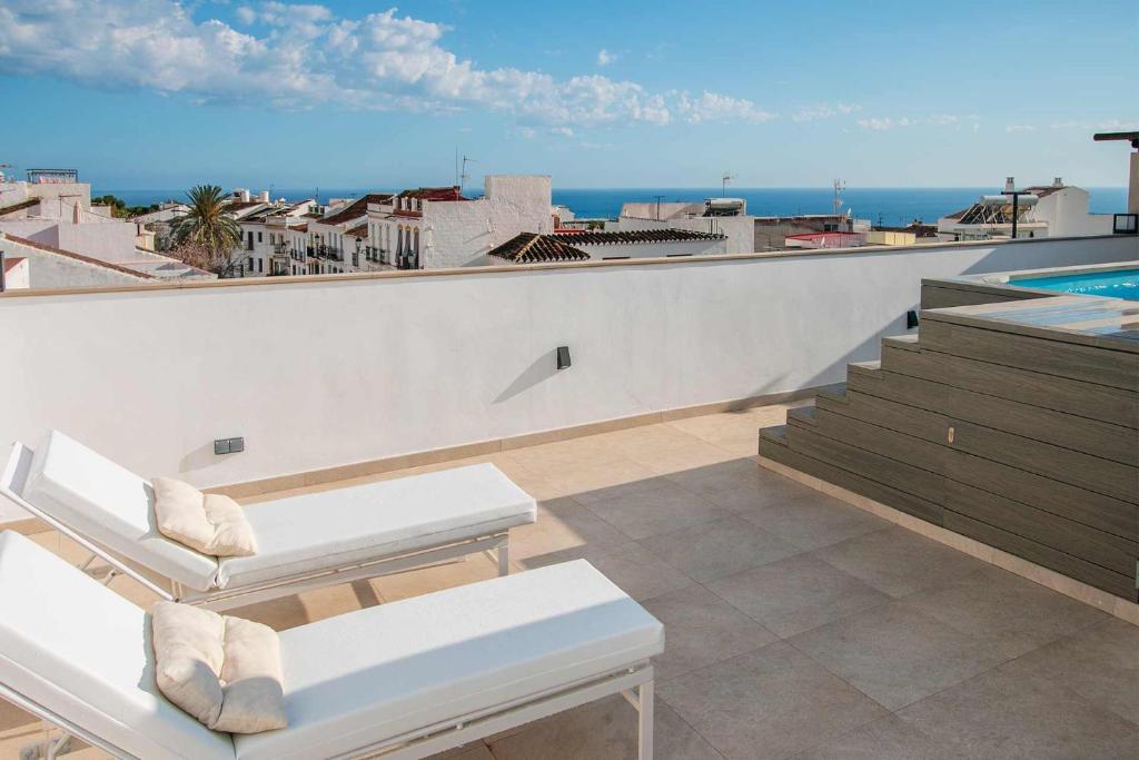 - un balcon avec vue sur l'océan dans un bâtiment dans l'établissement APARTAMENTOS CARMEN, à Maro
