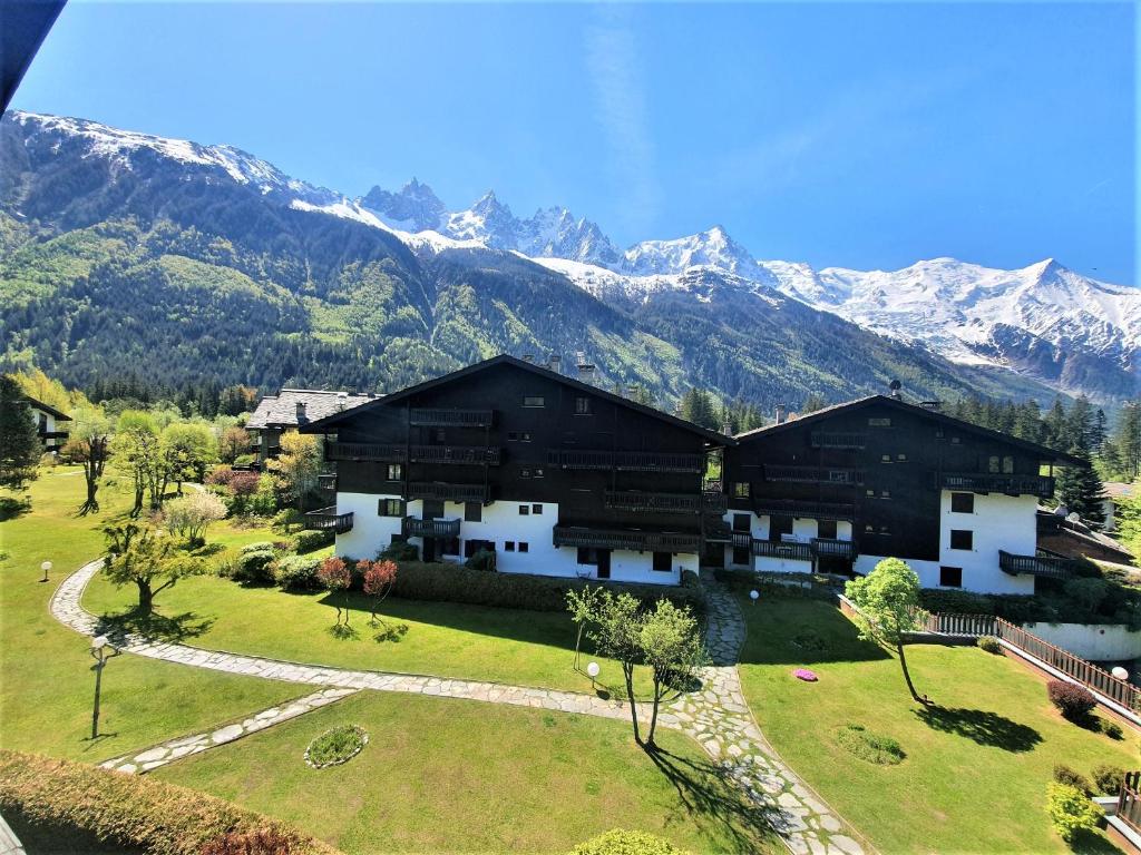 une vue aérienne sur un bâtiment avec des montagnes en arrière-plan dans l'établissement Chamonix superbe appartement vue Mont Blanc, à Chamonix-Mont-Blanc