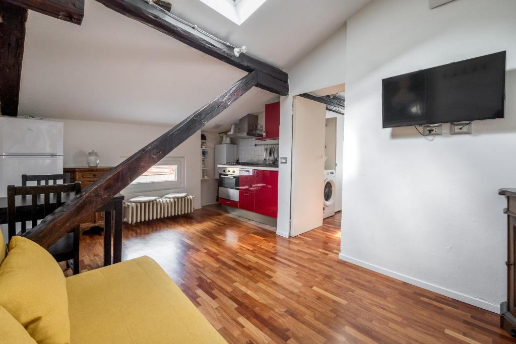 A television and/or entertainment centre at La Mansarda di Via Zamboni by Wonderful Italy