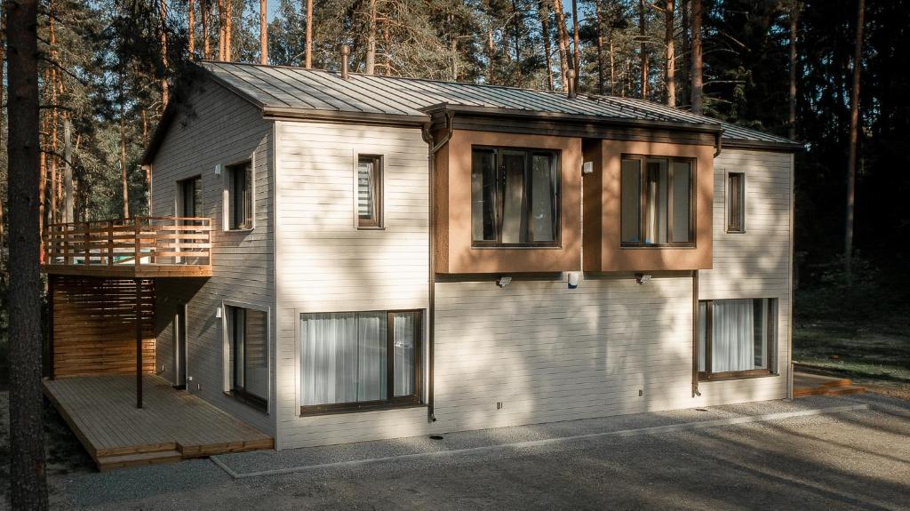 une maison avec une terrasse sur le côté dans l'établissement Villa MARIKA plus, à Alajõe