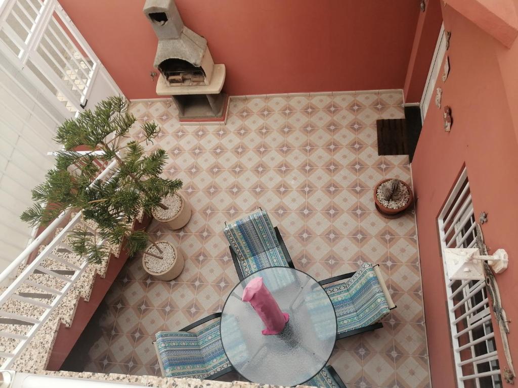 una vista sul soffitto di un tavolo in vetro con sedie di El Girasol a Arinaga