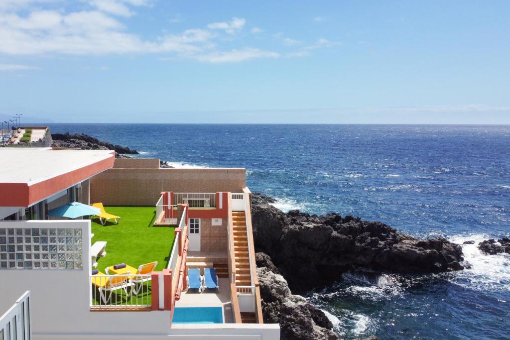 ein Haus mit Meerblick in der Unterkunft Coastal Dream with heated pool in El Escobonal
