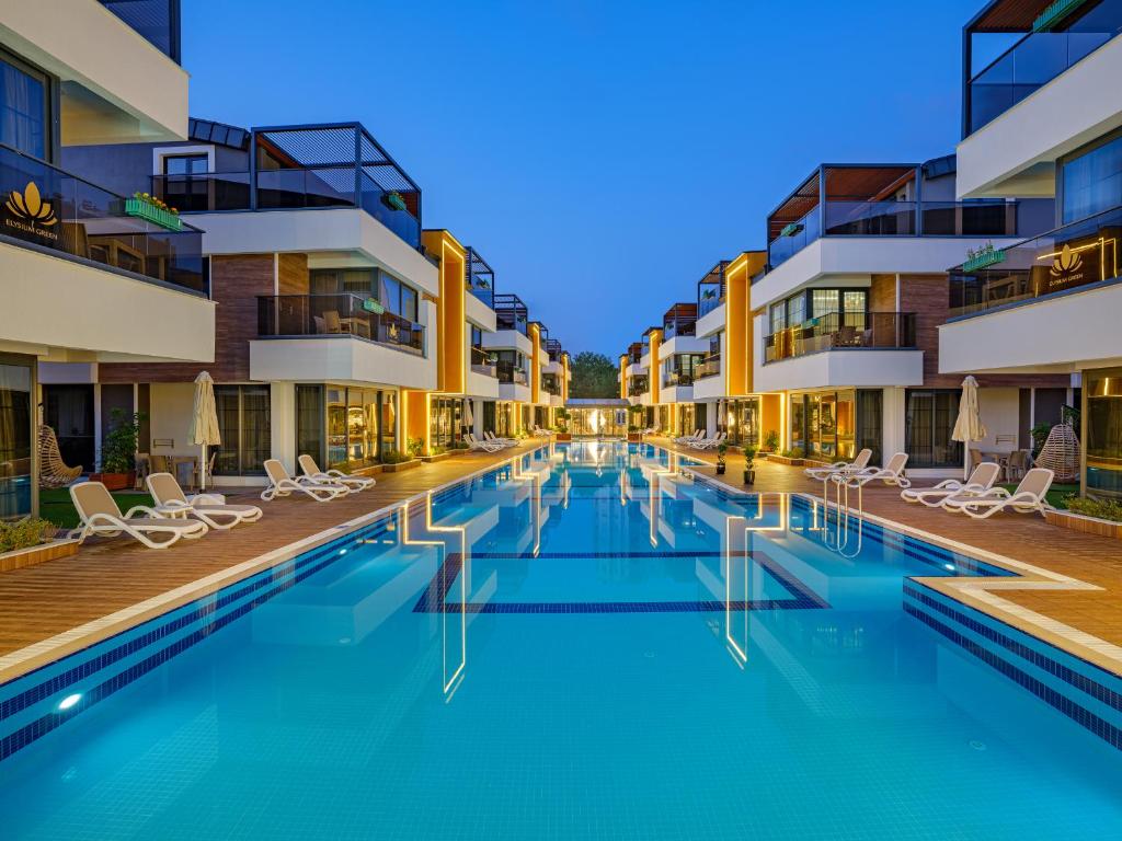uma imagem de uma piscina num hotel em Elysium Green Suites em Antália