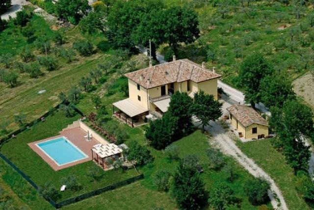 an aerial view of a house with a swimming pool at Agriturismo San Marco in Montefalco