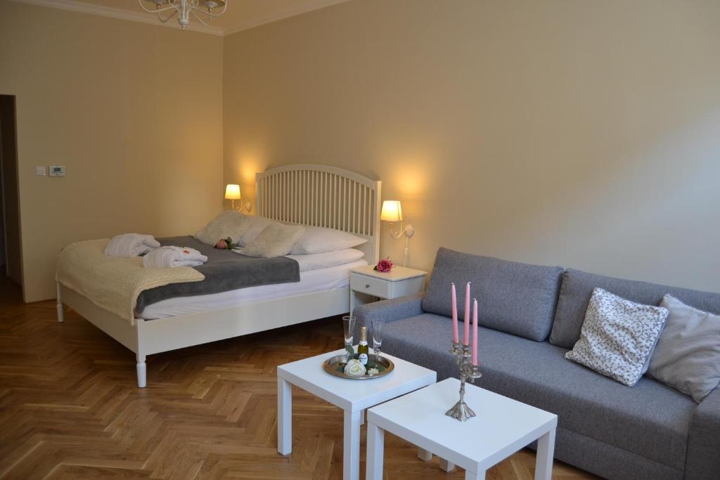 ein Wohnzimmer mit einem Bett und einem Sofa in der Unterkunft Rezidence U prince č.1 in Jičín