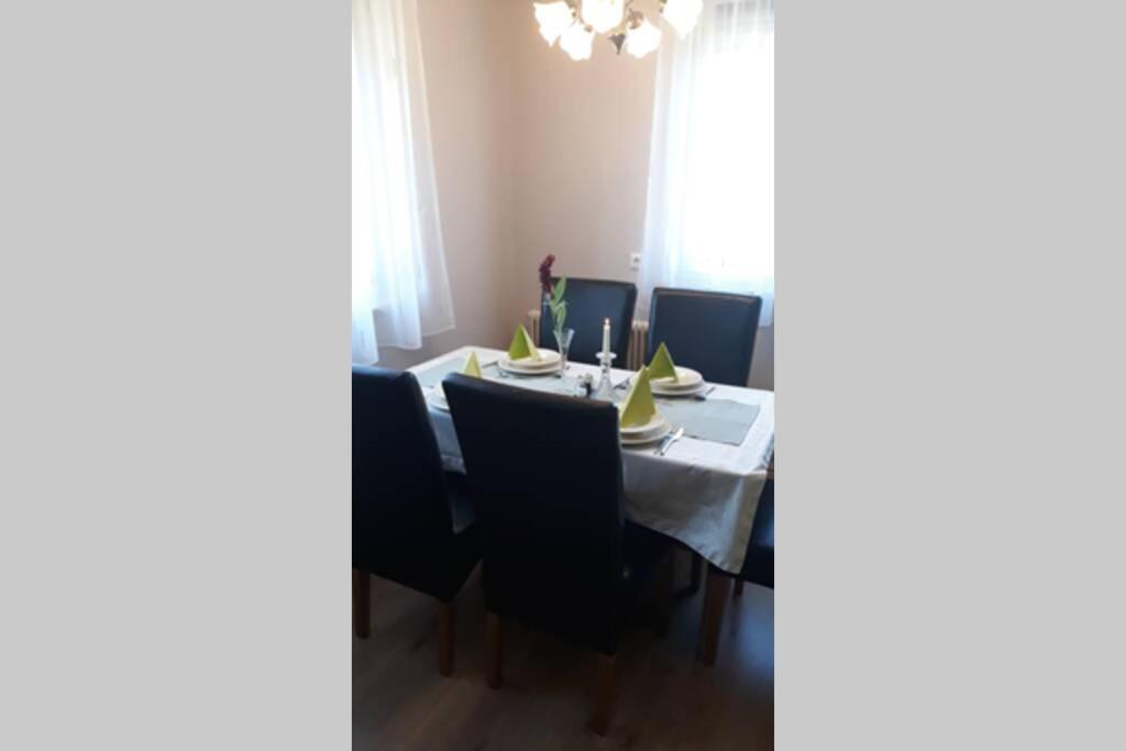 mesa de comedor con sillas negras y mantel blanco en Ferienhaus Inge, en Kirchberg an der Raab
