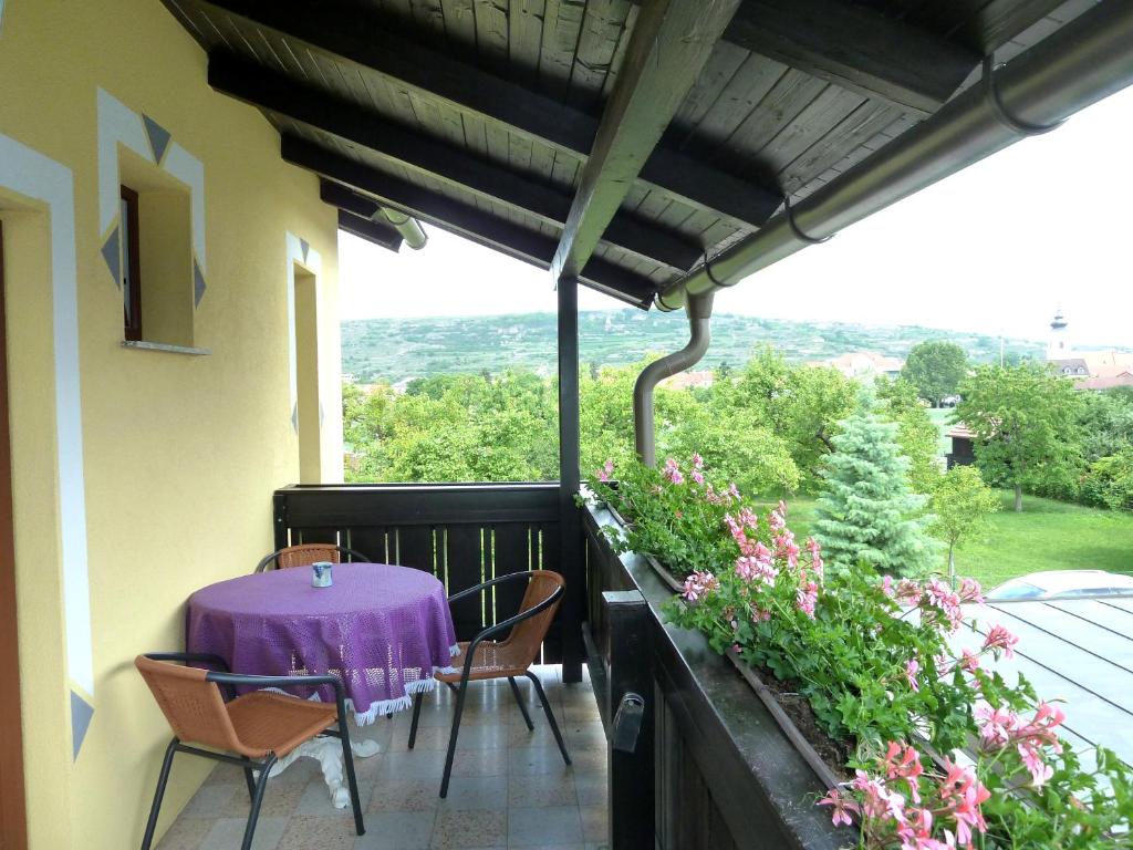 een patio met een paarse tafel en stoelen op een balkon bij Ferienwohnung Weinbergblick in Oberrohrendorf