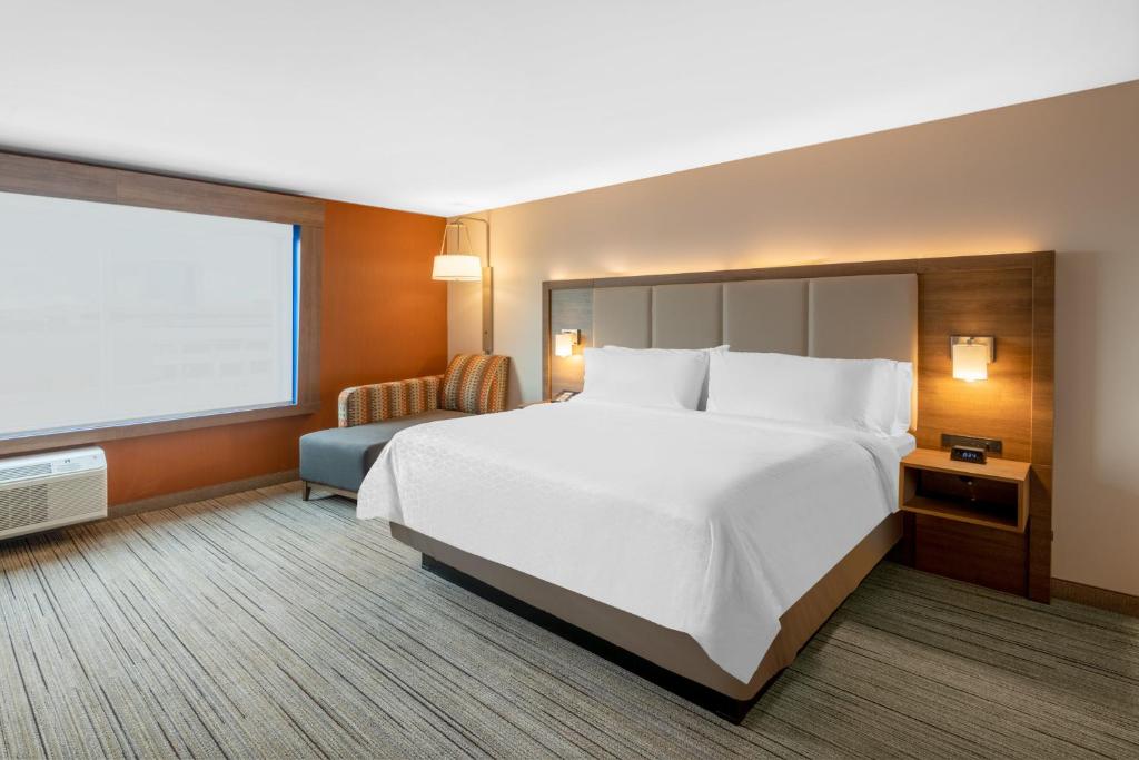 Holiday Inn Express & Suites - Phoenix - Airport North by IHG photo