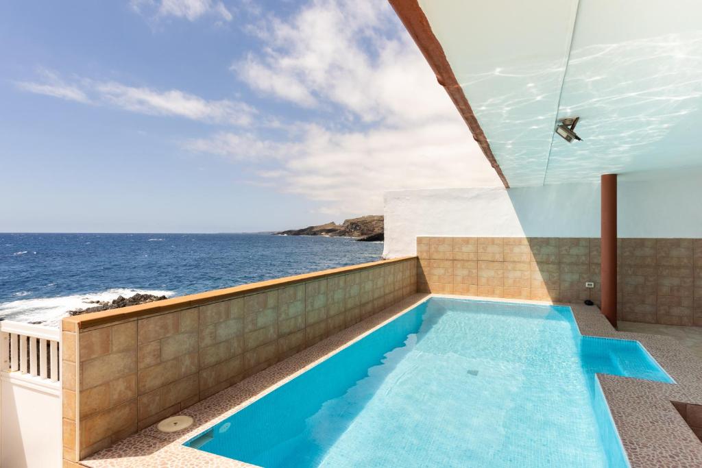 Bazén v ubytování Coastal Dream with heated pool nebo v jeho okolí