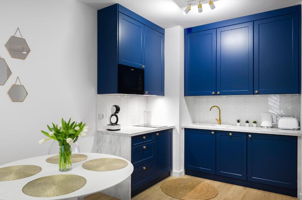 Kuchyňa alebo kuchynka v ubytovaní Blue Mare Dubai Kasprowicza 20B, FREE Pool, Sauna, Parking, Fitness