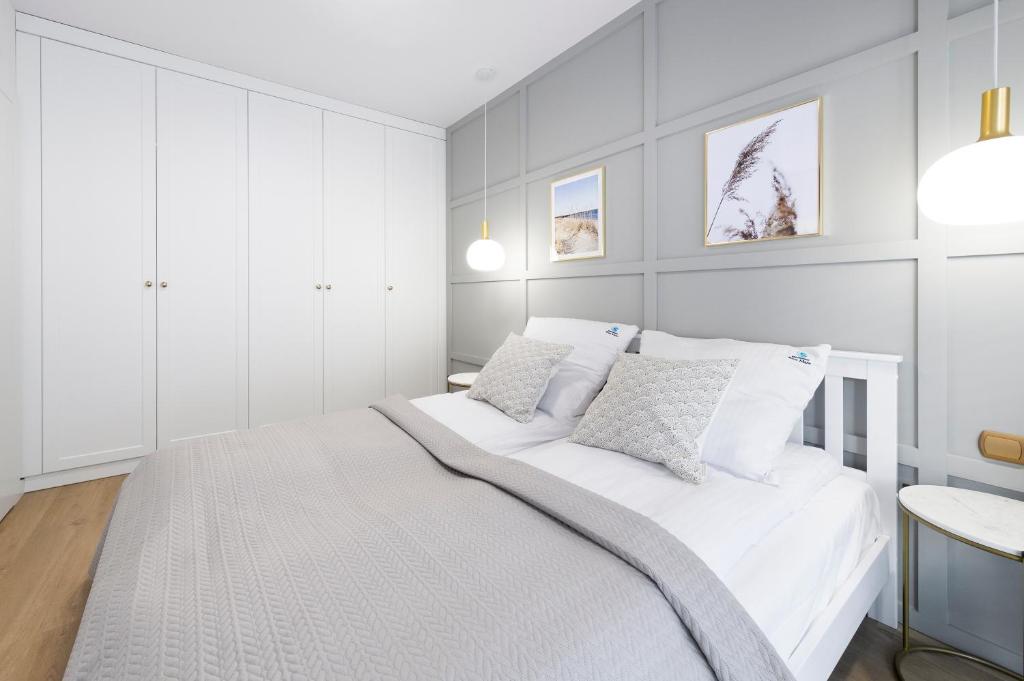 Posteľ alebo postele v izbe v ubytovaní Blue Mare Dubai Kasprowicza 20B, FREE Pool, Sauna, Parking, Fitness