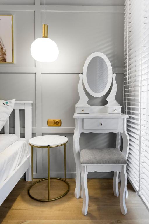 Posteľ alebo postele v izbe v ubytovaní Blue Mare Dubai Kasprowicza 20B, FREE Pool, Sauna, Parking, Fitness