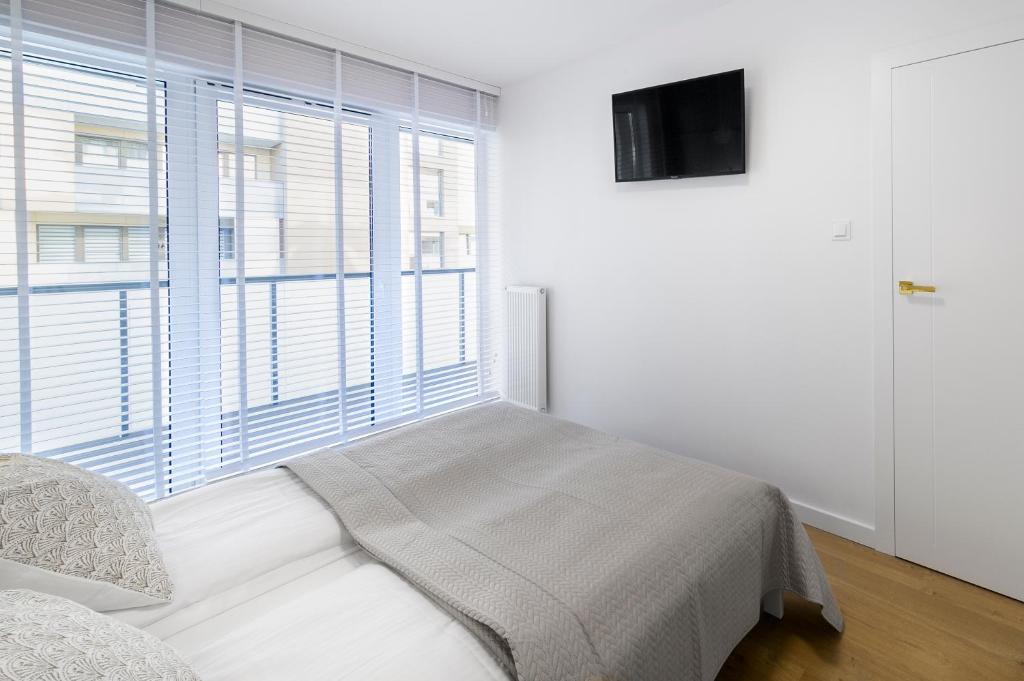 Posteľ alebo postele v izbe v ubytovaní Blue Mare Dubai Kasprowicza 20B, FREE Pool, Sauna, Parking, Fitness