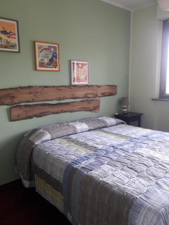 a bedroom with a large bed with a wooden headboard at Le Briccole in Collegno