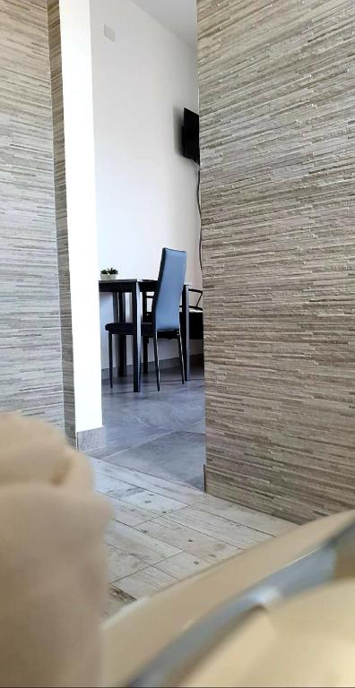 Telewizja i/lub zestaw kina domowego w obiekcie UN PASSO DAL MARE bed&breakfast San Salvo Marina