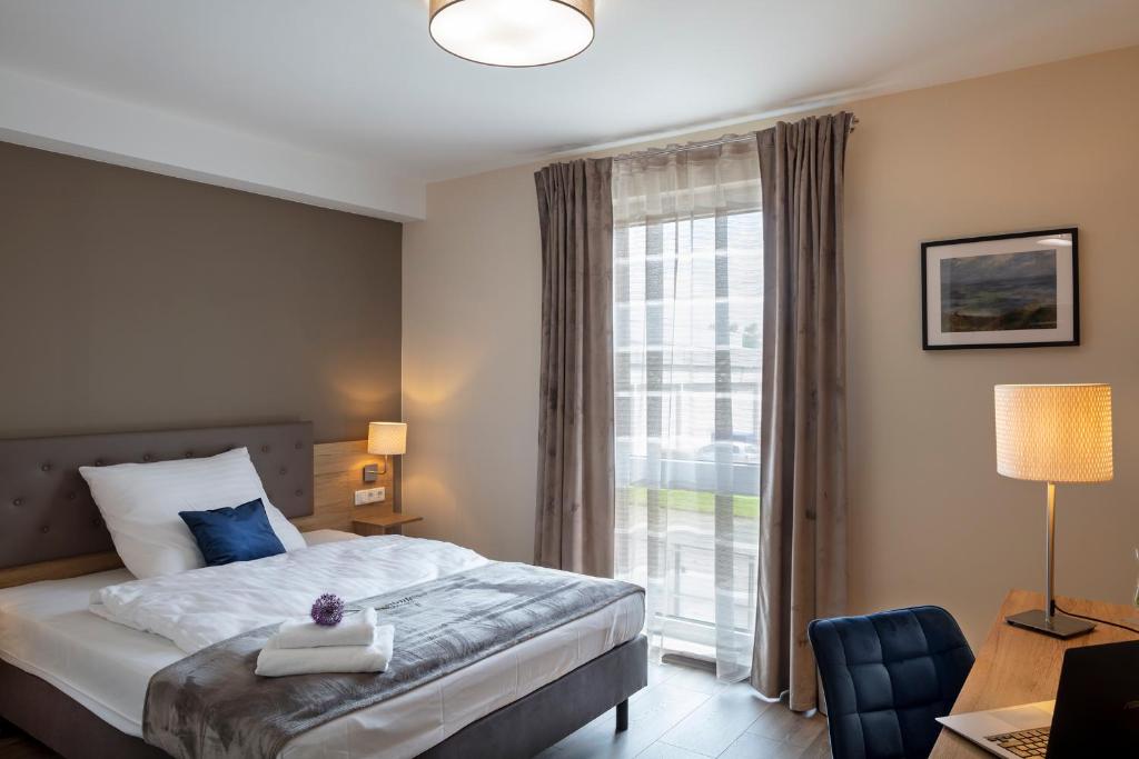Postel nebo postele na pokoji v ubytování Dominik Hotel & Eventsaal