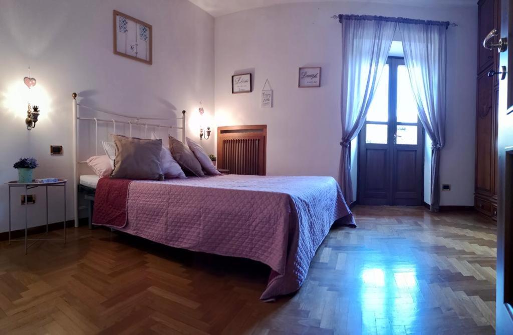 Un dormitorio con una cama grande y una ventana en Casa Brunella, en Lonato