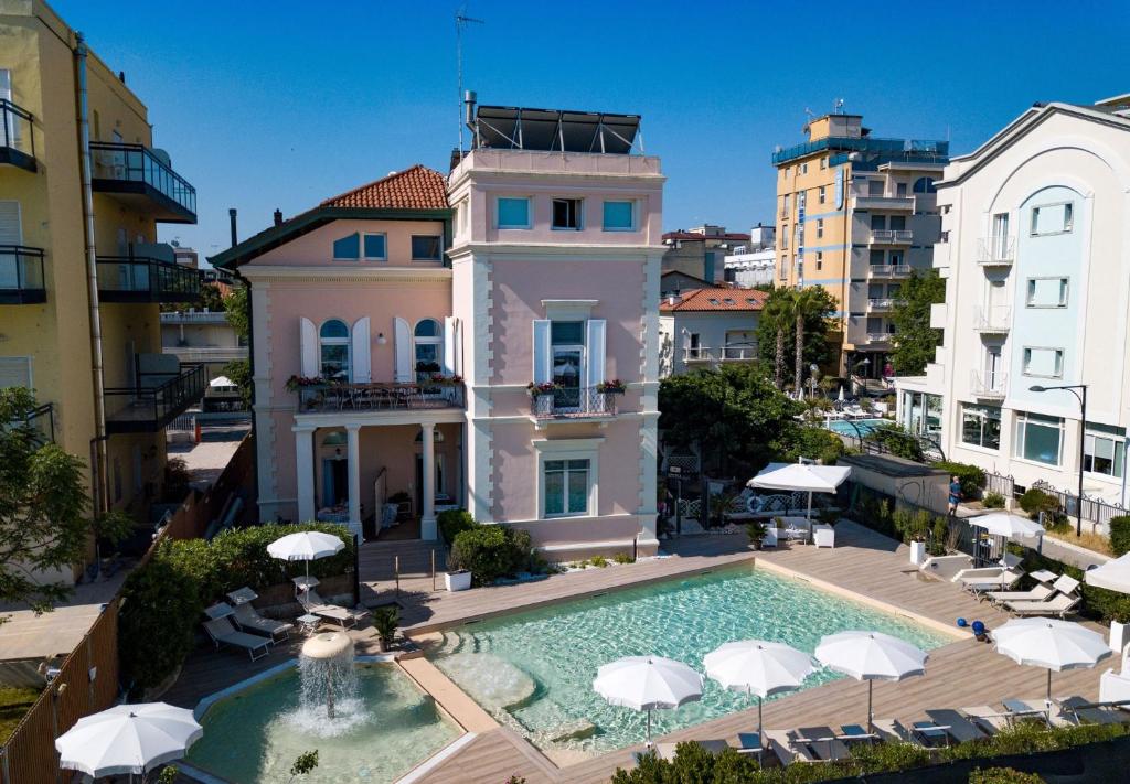 - une vue aérienne sur une maison avec une piscine dans l'établissement Villa Fiorita, à Cattolica