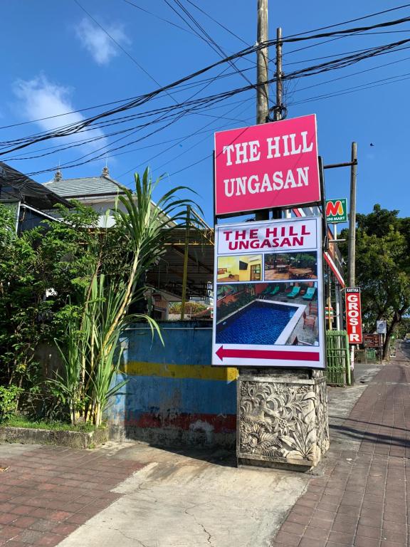 un edificio con una señal que lee el imperialismo de la colina en The Hill Ungasan en Uluwatu