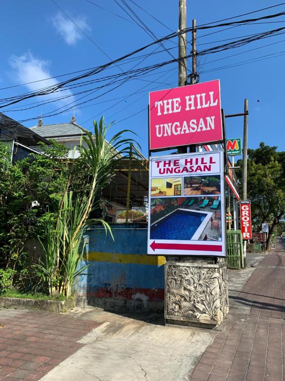un edificio con una señal que lee el imperialismo de la colina en The Hill Ungasan, en Uluwatu