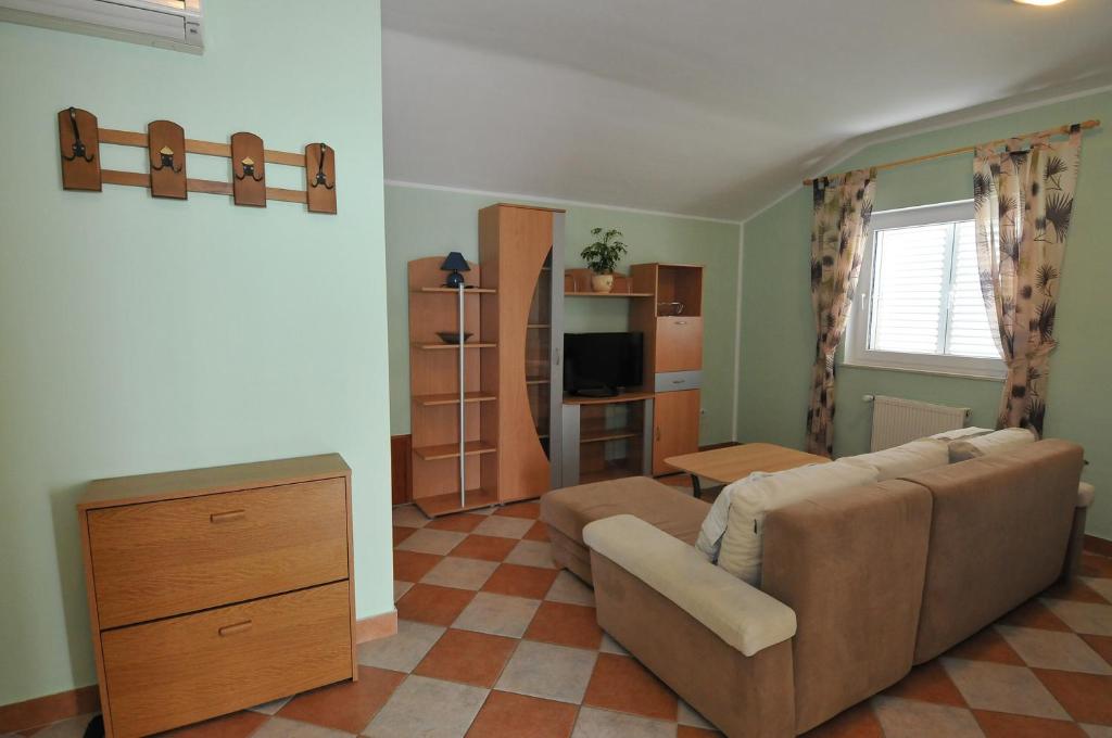 Televízia a/alebo spoločenská miestnosť v ubytovaní Apartments Bugenvila