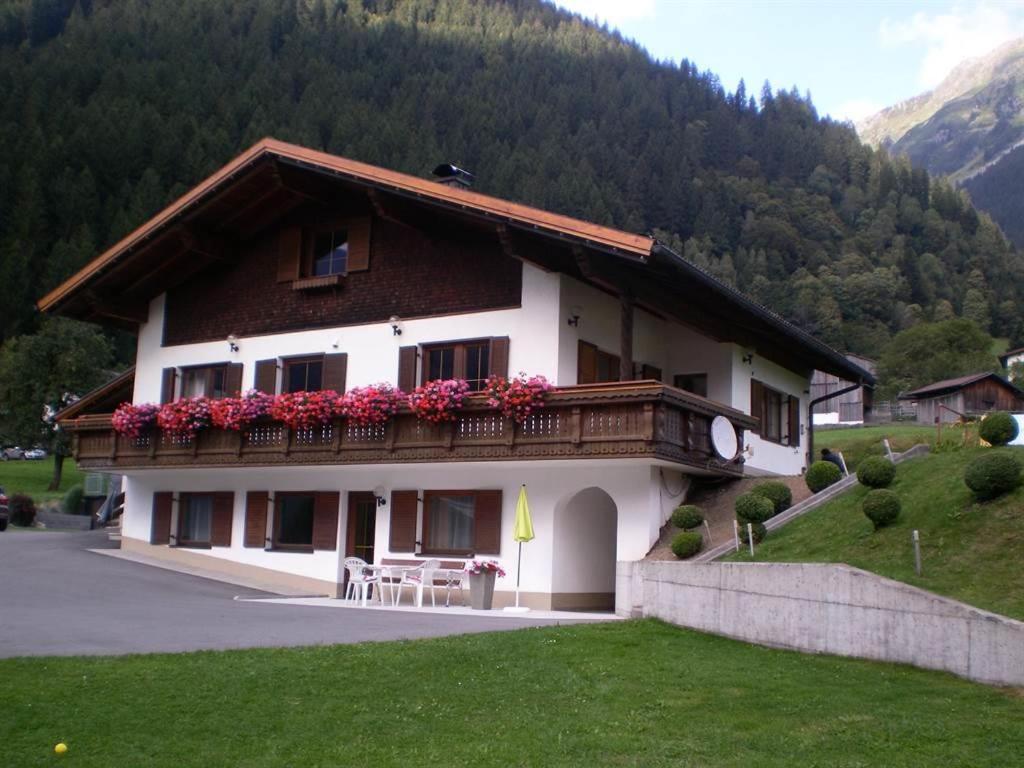 un edificio con balcone fiorito di Loretz Liane a Sankt Gallenkirch