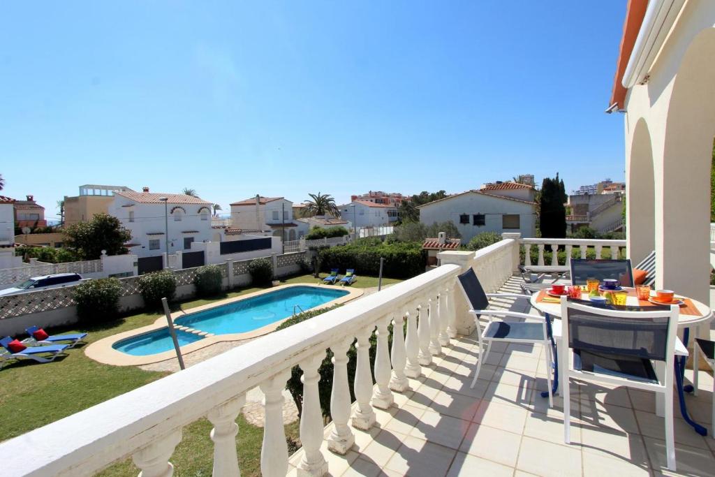 un balcone con vista sulla piscina di LEON INMO Apartment Bella - 10412 a Empuriabrava