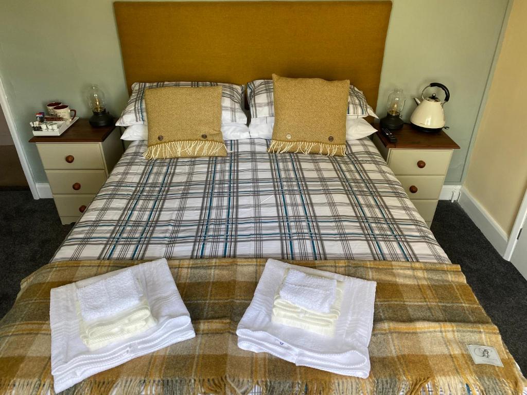 
A bed or beds in a room at Bear Inn
