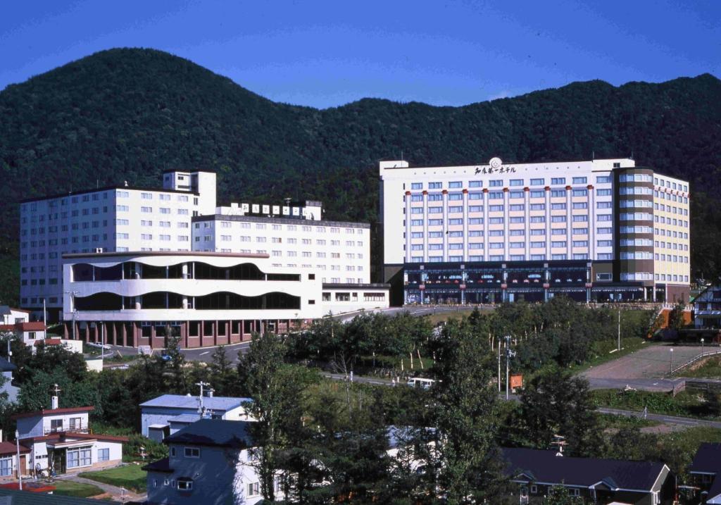 un groupe de bâtiments devant une montagne dans l'établissement Shiretoko Daiichi Hotel, à Shari